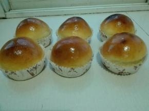 烤箱预热，中层上火180度，下火200度，烤制18分钟，出炉趁热刷一层黄油（根据自家烤箱实际温度操作）