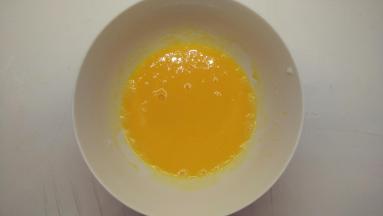 准备好原材料，蛋清蛋白分开，分别装入干净、无水、无油的打蛋盆中。将蛋黄打散，加入牛奶和色拉油，画“Z”字搅拌均匀。