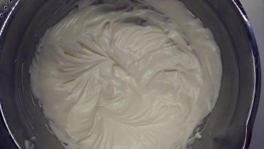 筛入玉米淀粉，再用打蛋器一档的速度搅打几圈，这时候，蛋白霜就做好啦。