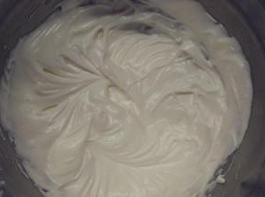 筛入玉米淀粉，再用打蛋器一档的速度搅打几圈，这时候，蛋白霜就做好啦。