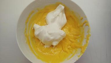 取1/3的蛋白霜加入到蛋黄糊中，用橡皮刮刀用翻拌的手法拌匀。