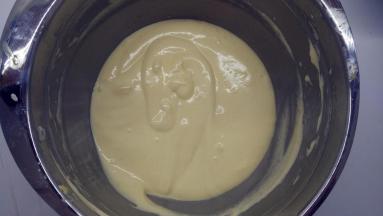 .再倒回蛋白霜中，继续用橡皮刮刀用翻拌的手法拌匀，直至看不到一丝蛋白，面糊呈细腻光滑状。