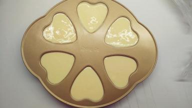 将原色面糊挤入模具中，大约9成满，然后震两下。