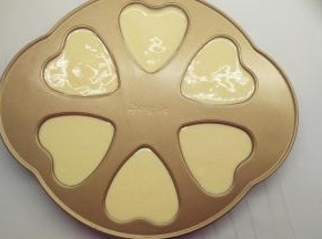 将原色面糊挤入模具中，大约9成满，然后震两下。