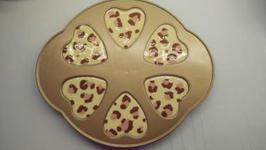 接着分别用红色面糊和可可面糊在蛋糕表面画出豹纹，记得不要画得太均匀。