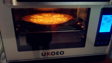 送入预热好的蒸烤箱，开启高温蒸烤功能，120摄氏度烤20分钟，再转140℃烤8分钟，最后转160℃烤3分钟，表面上色即可。