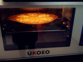 送入预热好的蒸烤箱，开启高温蒸烤功能，120摄氏度烤20分钟，再转140℃烤8分钟，最后转160℃烤3分钟，表面上色即可。