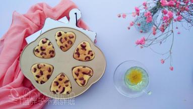 .出炉之后震一下，倒扣晾凉之后用脱模刀协助脱模。