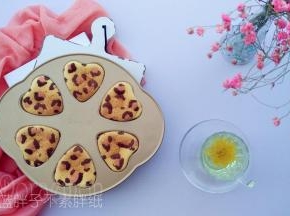 .出炉之后震一下，倒扣晾凉之后用脱模刀协助脱模。