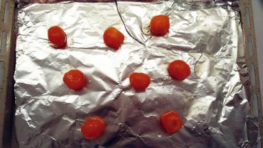 咸鸭蛋黄先用油浸泡一个钟后，送进预热好烤箱，上下火180℃，烤5分钟。