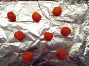 咸鸭蛋黄先用油浸泡一个钟后，送进预热好烤箱，上下火180℃，烤5分钟。