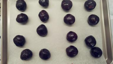 豆沙平均分成16个，每个20g，包入晾凉好的咸鸭蛋黄。