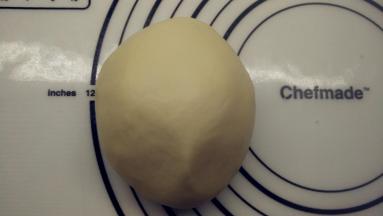 将油皮中的所有材料倒进面包桶中，启动和面程序，大概20分钟，和面结束后，面团非常光滑柔软。