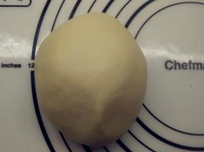 将油皮中的所有材料倒进面包桶中，启动和面程序，大概20分钟，和面结束后，面团非常光滑柔软。