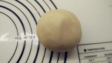 将油酥中的低筋面粉和猪油用手混合揉匀，成为一个面团，软硬度和油皮差不多。