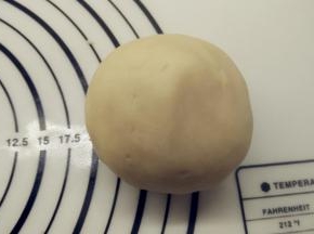 将油酥中的低筋面粉和猪油用手混合揉匀，成为一个面团，软硬度和油皮差不多。