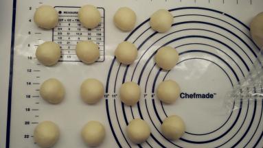 和好油皮均分成16份，滚圆后盖上保鲜膜备用。