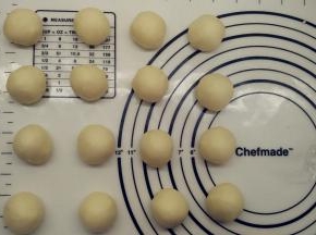 和好油皮均分成16份，滚圆后盖上保鲜膜备用。