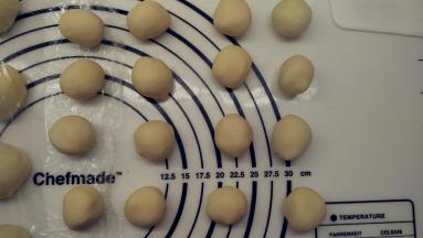 油酥均分成16份，同样滚圆备用。