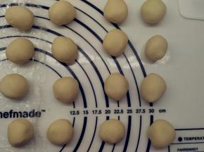 油酥均分成16份，同样滚圆备用。