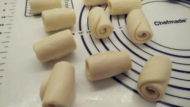 依次卷好所有的面团。