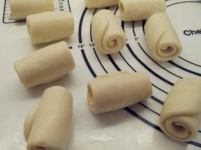 依次卷好所有的面团。