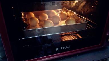 送入预热好的烤箱，上下火180℃，烤40分钟，大概烤了30分钟之后可以加盖锡纸，这样颜色更像黄黄的小鸡。