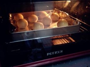 送入预热好的烤箱，上下火180℃，烤40分钟，大概烤了30分钟之后可以加盖锡纸，这样颜色更像黄黄的小鸡。