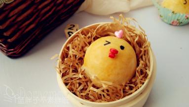 出炉晾凉之后的蛋黄酥用糖片装饰，我用心型糖片做小鸡头饰，圆形糖片剪成两小块之后用巧克力沾上做小鸡嘴巴。最后用色素笔或者巧克力画上眼睛即可。