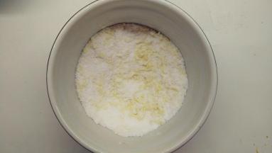 柠檬皮屑中加入糖粉，将它们搅拌一下，静置一会,这样柠檬的香气更浓。