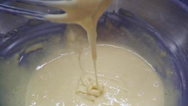 筛入低筋面粉、泡打粉，用手动打蛋器将它们翻拌均匀。