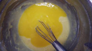 ，分两次加入到面糊中，翻拌均匀。