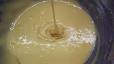 做好的面糊装进裱花袋，冬天室温放置一个小时后再用，夏天冰箱冷藏一个小时，烤之前拿出来回温。