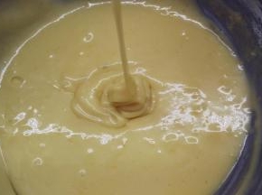 做好的面糊装进裱花袋，冬天室温放置一个小时后再用，夏天冰箱冷藏一个小时，烤之前拿出来回温。