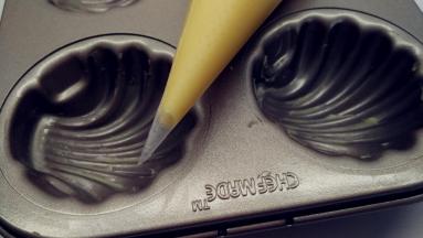 模具薄薄涂上一层软化好的黄油，这样脱模更简单。