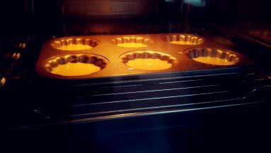 将面糊挤入模具中，约8分满，挤好之后震动两三下。