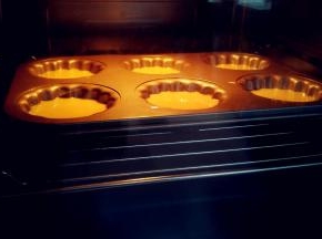 将面糊挤入模具中，约8分满，挤好之后震动两三下。