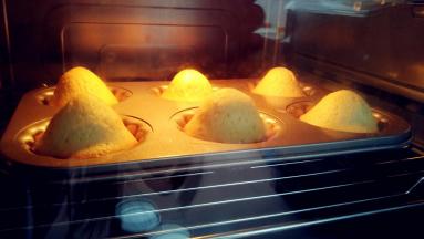 送入预热好的烤箱，180℃，中层，烤15分钟。