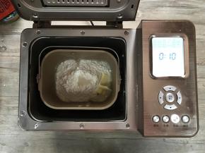 将面团材料全部放入东菱1352面包机桶内，设置和面10分钟，结束后让面团静置5分钟后，再设置和面15分钟。