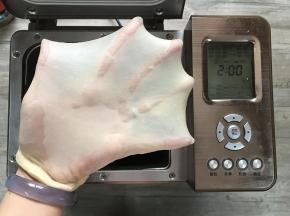 和面结束，可以拉出满意的手套膜。