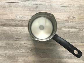 然后来制作卡仕达酱：
a.一半糖（10克）加入一半牛奶（45克）中。