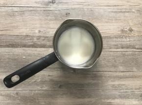 b.加热至开始沸腾，离火。