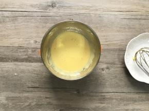 c.另一半的糖（10克）加入蛋黄内，搅打至糖融化颜色发白。