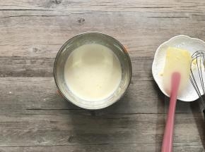 e.加入另一半牛奶（45克），拌匀。