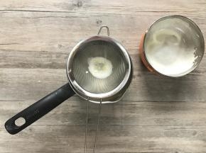 f.过筛倒入之前的牛奶中。