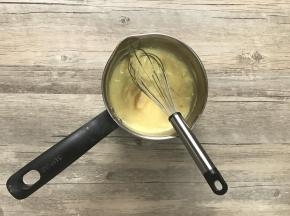 g.再开小火煮至浓稠（煮的过程要不停搅拌以免结块糊底），离火并加入黄油。