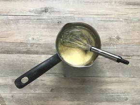 h.搅打顺滑后，装入裱花袋备用。