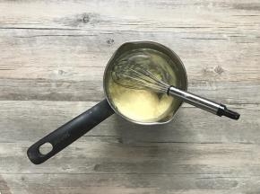 h.搅打顺滑后，装入裱花袋备用。