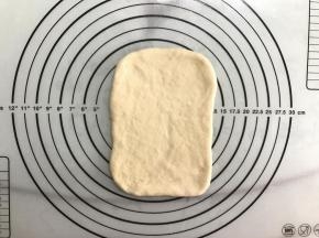 取一面团擀成长方形。