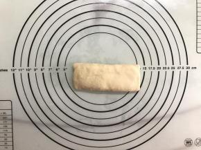 上下各三分之一处向内对折。